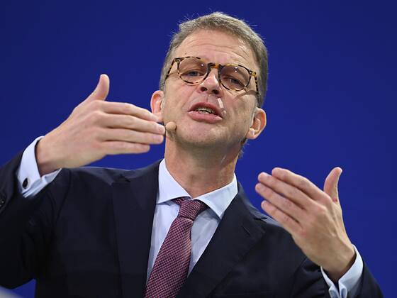 Deutsche-Bank-CEO plädiert für Marschhalt bei Russland-Sanktionen | Handelszeitung