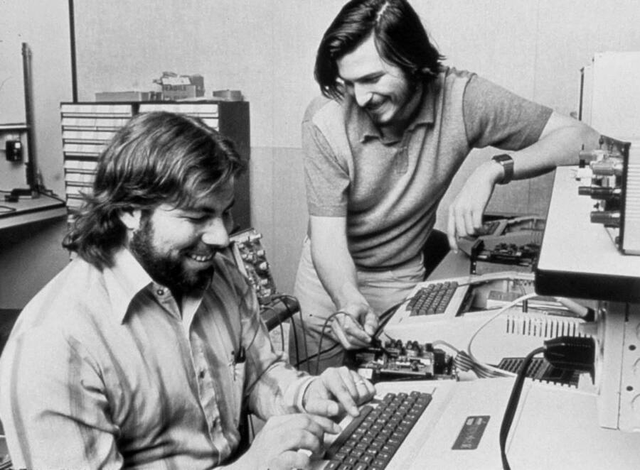 Apple Computer wurde 1976 von Steve Jobs (links), Steve Wozniak (rechts) und Ronald Wayne (nicht im Bild) in der Garage von Jobs Eltern gegründet.