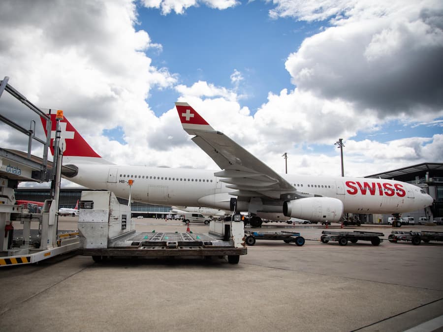 Blick auf eine Swiss-Maschine am Flughafen Zürich.