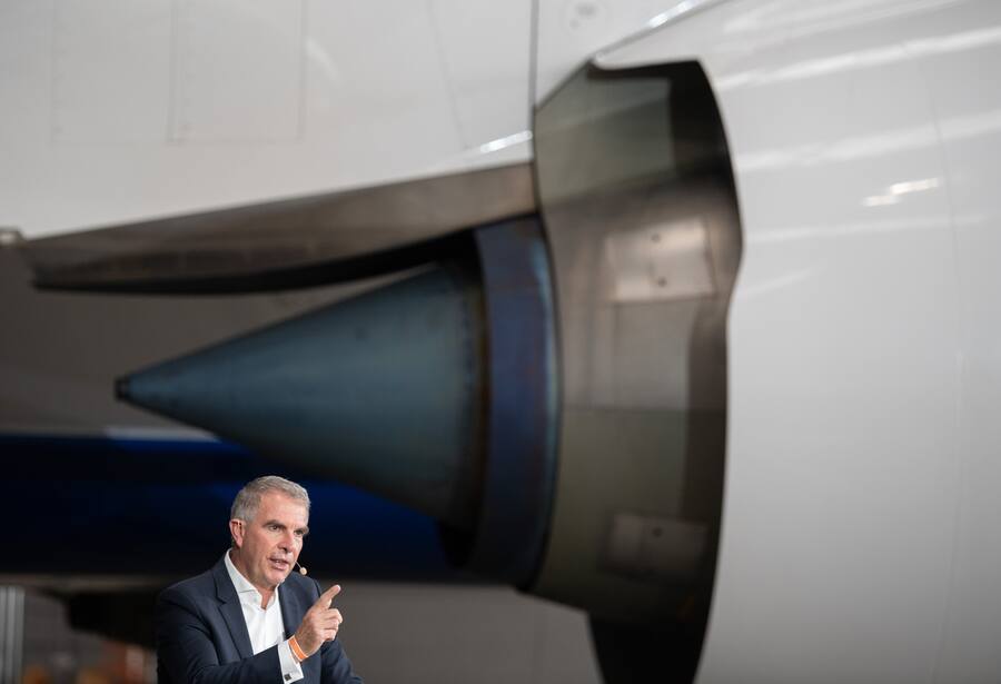 19 November 2021, Hessen, Frankfurt/Main: Carsten Spohr, Chairman of the Executive Board and CEO of Lufthansa AG, arrives at the unveiling of the Boeing 777-9 in a Lufthansa hangar at the airport and gives a speech in front of the aircraft's engine. Photo: Boris Roessler/dpa (KEYSTONE/DPA/Boris Roessler)