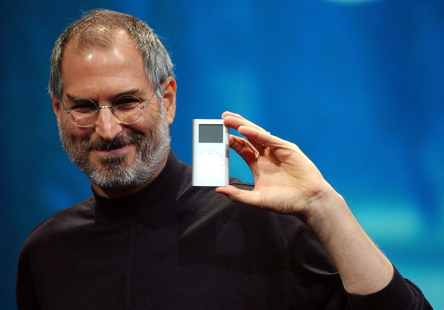 Steve Jobs präsentiert den iPod Mini im Jahr 2004.