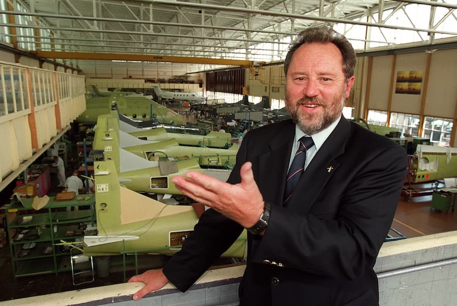 Oscar J. Schwenk, CEO der Pilatus Flugzeugwerke AG, posiert am 25. August 1999 in der Montagehalle des Flugzeugherstellers in Stans. (KEYSTONE/MARTIN RUETSCHI)