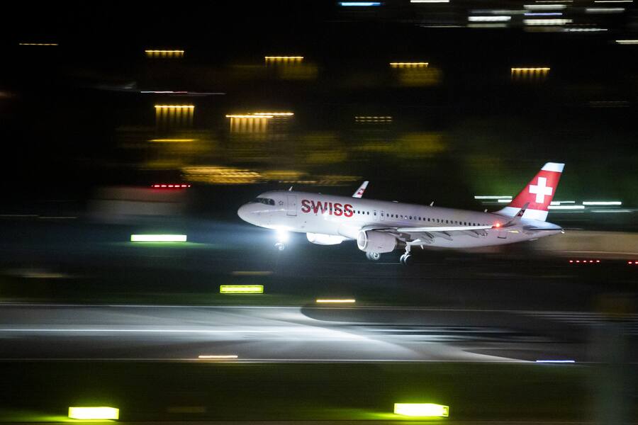 Ein Airbus A320 der Swiss im Landeanflug auf Piste 28 am Flughafen Zürich