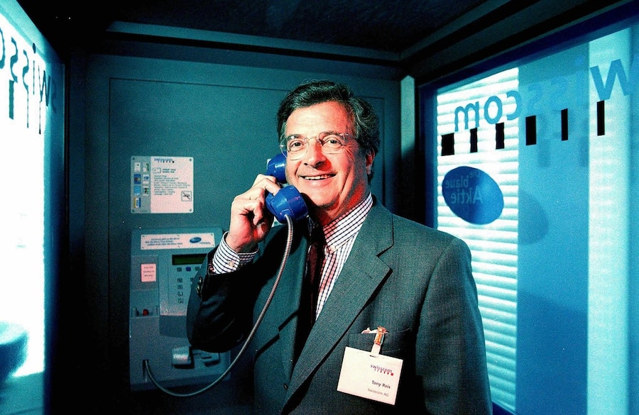 Tony Reis, CEO der Swisscom AG, demonstriert am 4. Juni 1998 wie leicht die oeffentlichen Telefone der Swisscom zu bedienen sind. Der 58-jaehrige Reis tritt per sofort ueberraschend und aus eigenem Wunsch von seinem Posten als Konzernchef zurueck, wie am Donnerstag, 16. Dezember 1999 gemeldet wurde. Er gab persoenliche Gruende fuer seinen Entscheid an. (KEYSTONE/Christoph Ruckstuhl)